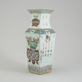 VAS, porslin. Kina, Qingdynastin, sent 1800-tal.