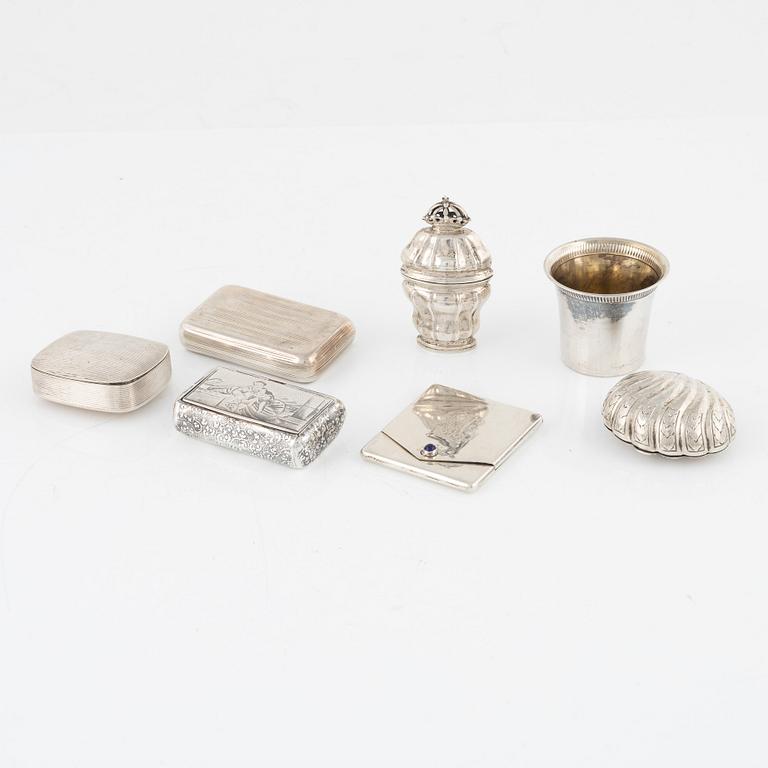 A set of silver boxes and a cup (6 pieces).