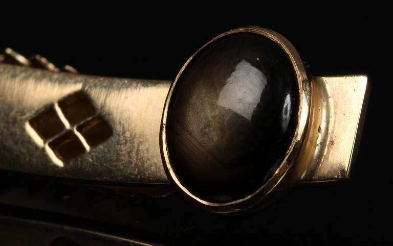 SLIPSNÅL, 14k, samt stjärnsafir.