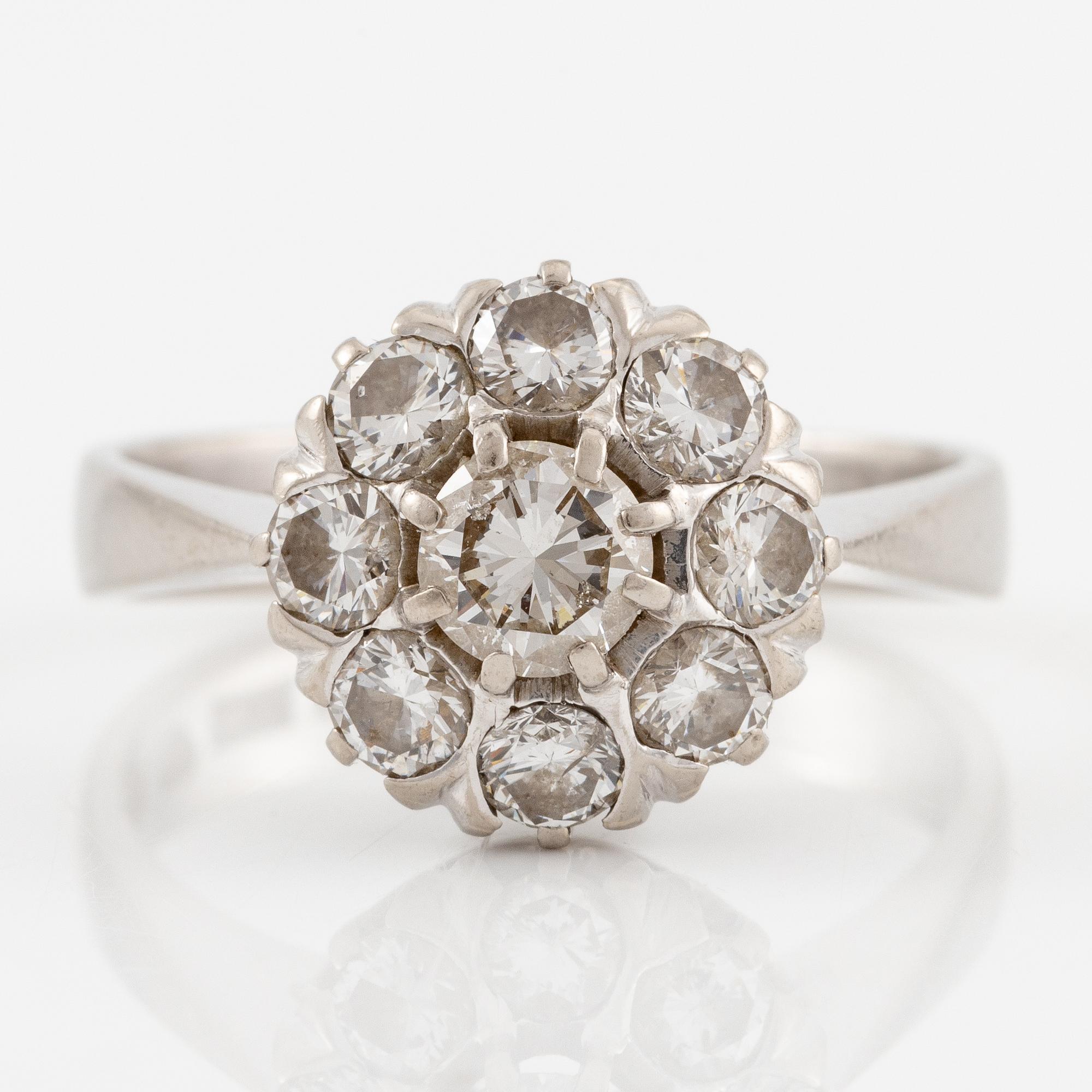 Ring 18K vitguld med runda briljantslipade diamanter totalvikt 1.35 ct enligt gravyr.
