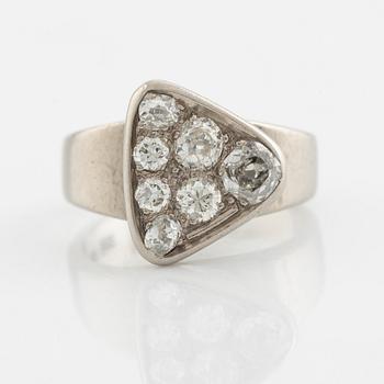 An 18K white gold ring set with diamonds.