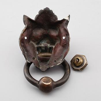 DÖRRKLÄPP, patinerad mässing, 1900-tal.