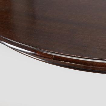 A dining table, Hepplewhite style, later half of the 20th century.
