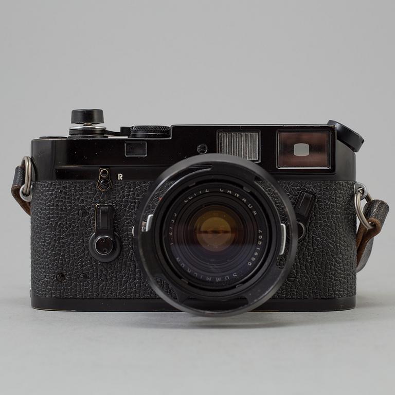 A black body Leica M4 no 1247719 from 1969-70 from Weitzlar with Summicron 1:2 / 35 and a Leica- Meter.