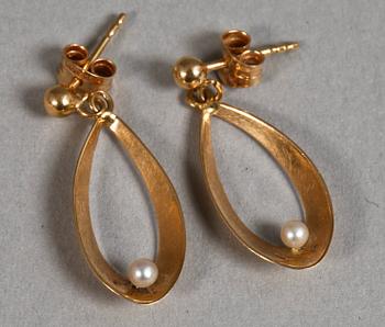 KAMÉBROSCH/HÄNGE samt ÖRHÄNGEN ett par, 14-18K guld, 1900-talets andra hälft. Tot vikt ca 6 gr.