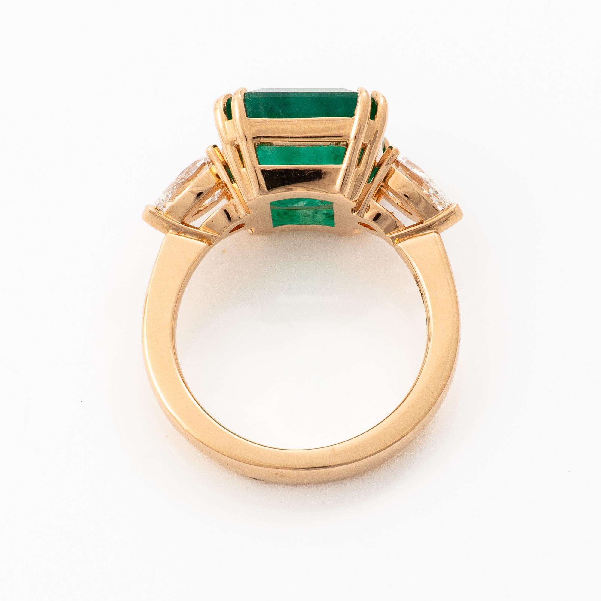 Ring in 18K gold with emerald and pear-shaped diamonds.