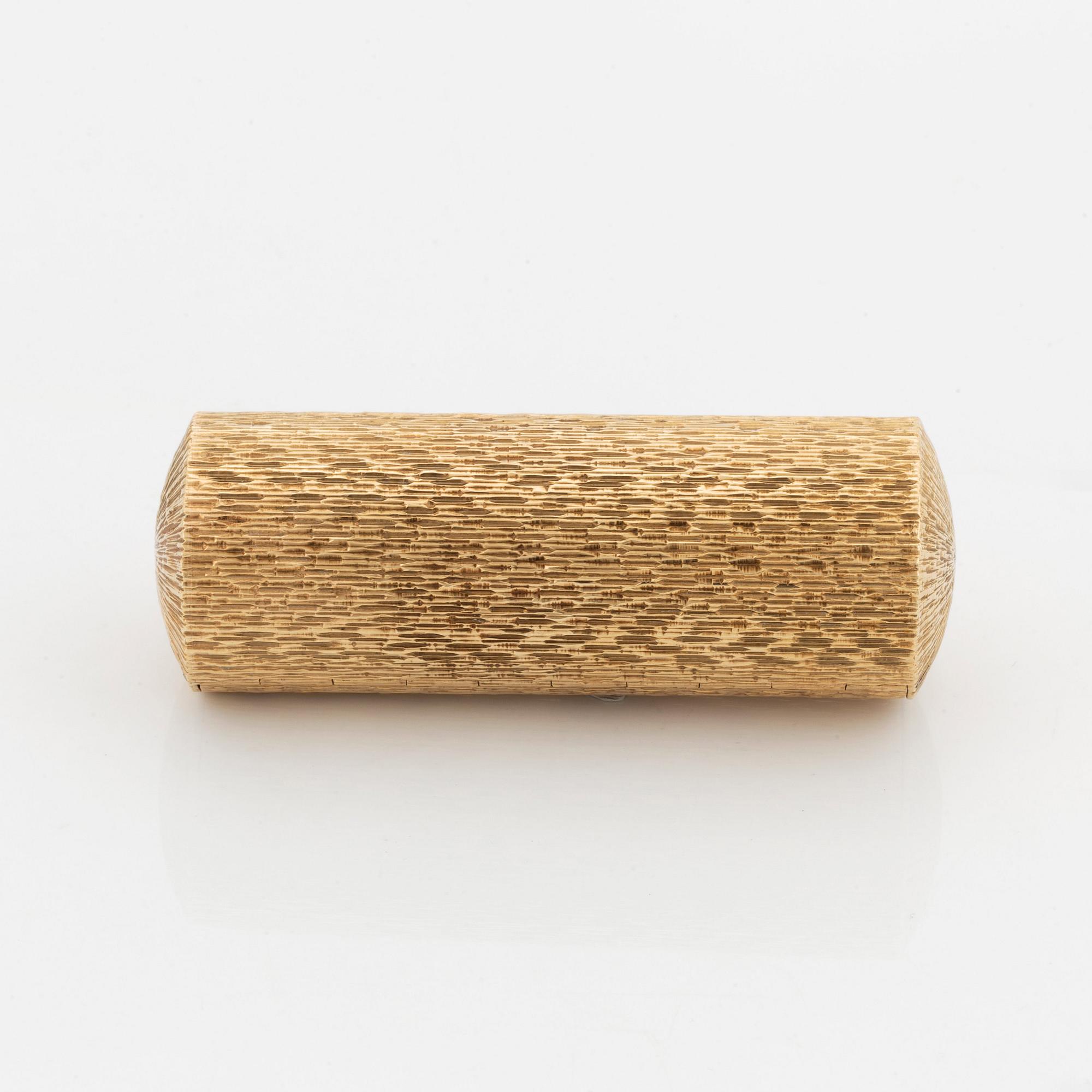 Cigarettetui 9K guld med runda briljantslipade diamanter och trappslipade safirer.