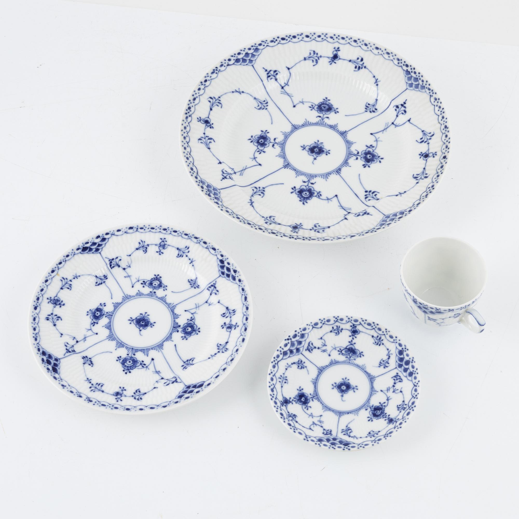 Servisdelar, 38 st, porslin, "Musselmalet" halvblonde, Royal Copenhagen, Danmark.