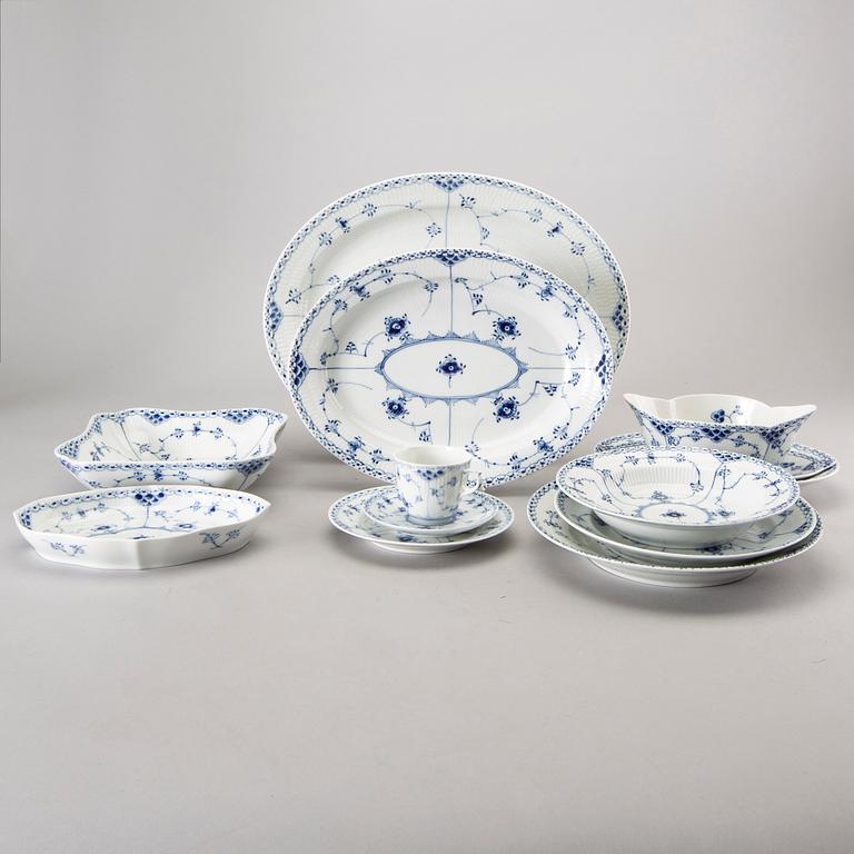 SERVISDELAR, porslin, 59 delar, "Musselmalet, halvblond", Royal Copenhagen.