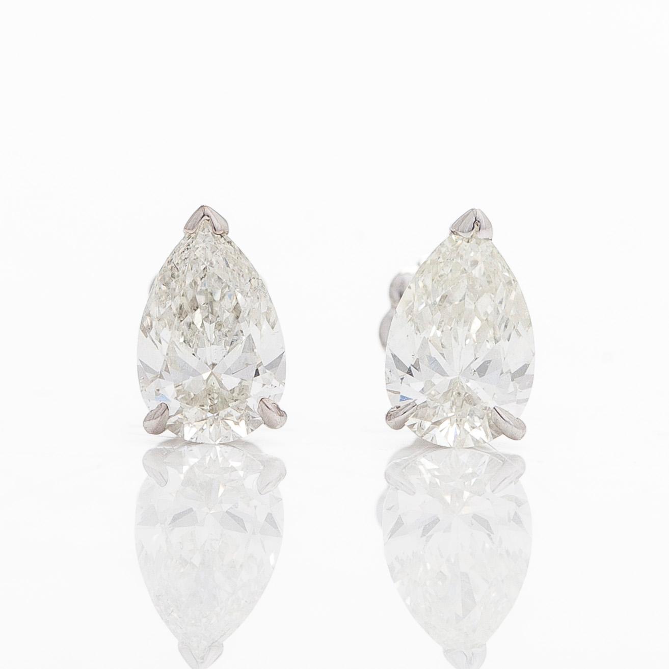 Örhängen, enstensörhängen, 18K vitguld med droppslipade diamanter.