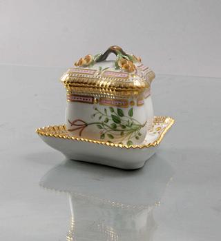 LOCKASK PÅ FAT, porslin. Royal Copenhagen "Flora Danica".