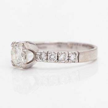 Ring, 14K vitguld, briljantslipad diamant ca 1.54 ct och sidodiamanter tot. ca 0.58 ct. Med intyg.