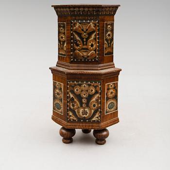 HÖRNSKÅP, allmoge, 1700-tal.