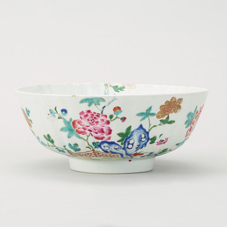 A famille rose bowl, Qing dynasty, Yongzheng (1723-1735).