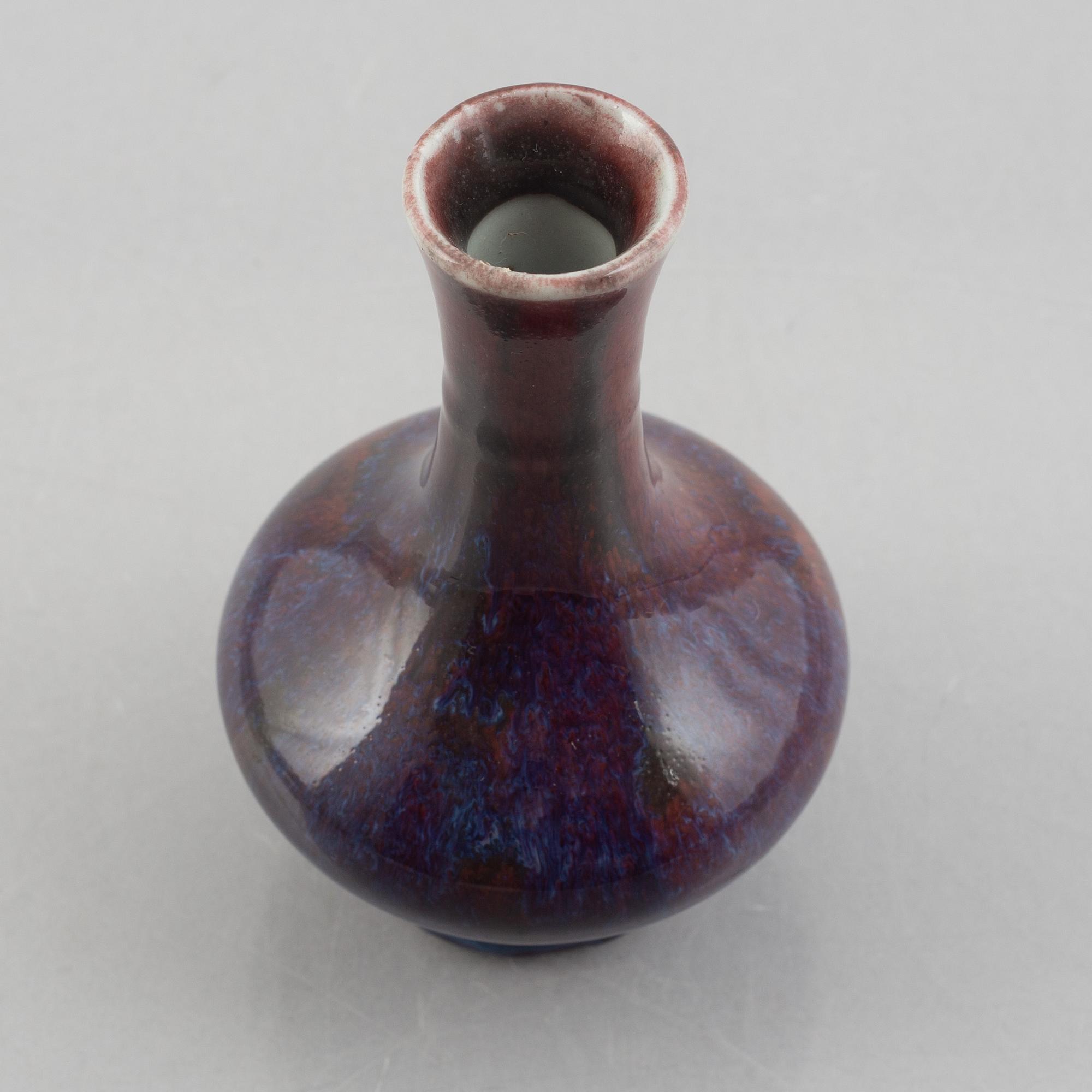 A small Chinese flambé vase, Qing dynasty, late 19th century.