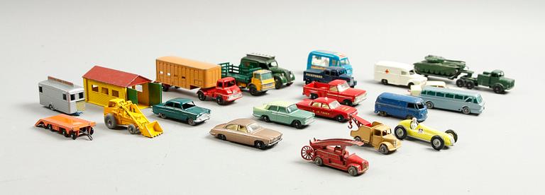 LEKSAKSBILAR, 41 st samt ett hus, Lesney,  Dinky.