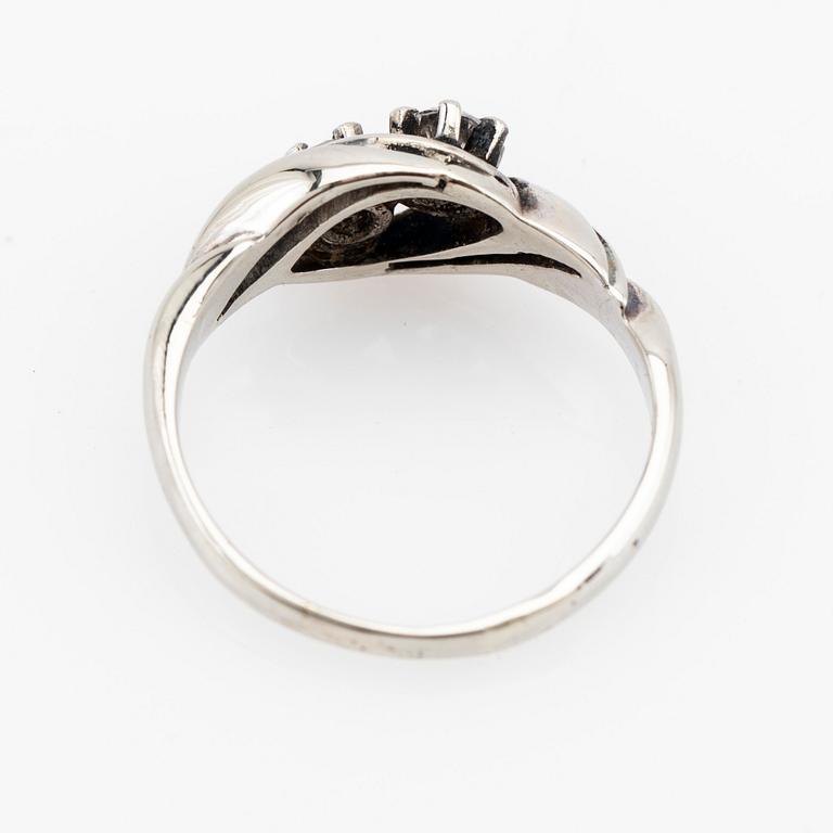 Ring, 18K white gold with two brilliant-cut diamonds.