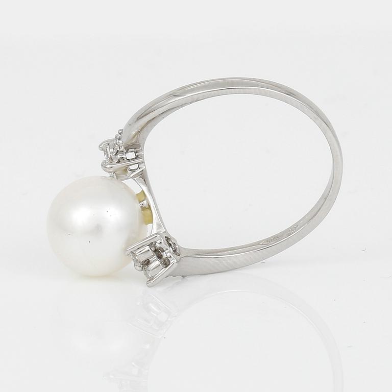 RING, 14K vitguld med odlad saltvattenspärla och små diamanter. Vikt ca 3,43 g.