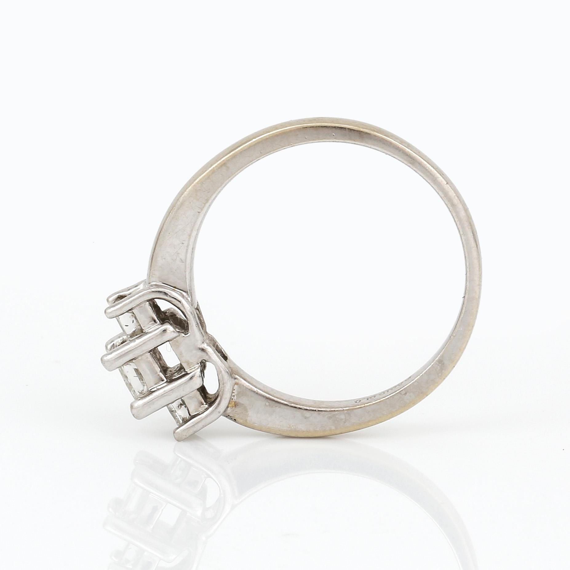 RING, platina med prinsesslipade diamanter, tot ca 0,47 ct. Total vikt ca 3,82 g.
