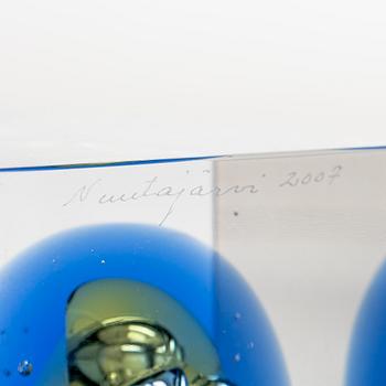 Oiva Toikka, an annual glass cube, signed Oiva Toikka Nuutajärvi 2007, 172/2000.
