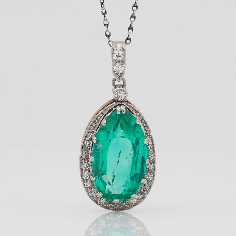 A circa 6.25 ct drop-shaped emerald and old-cut diamond ring/necklace. Total carat weight of diamonds circa 0.50 cts.