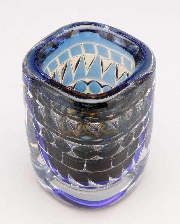VAS, glas, ariel, Ingeborg Lundin. Sign o nr 836A.