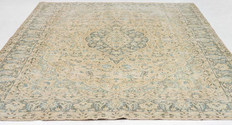 Vintage rug, approx. 380 x 288 cm.