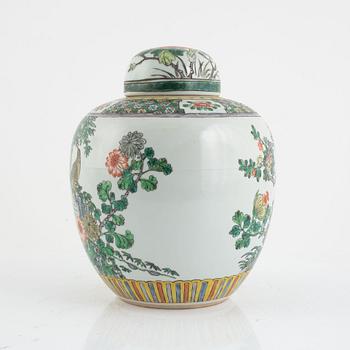 A famille verte Kangxi style porcelain jar with cover, Qing dynasty, 19th century.