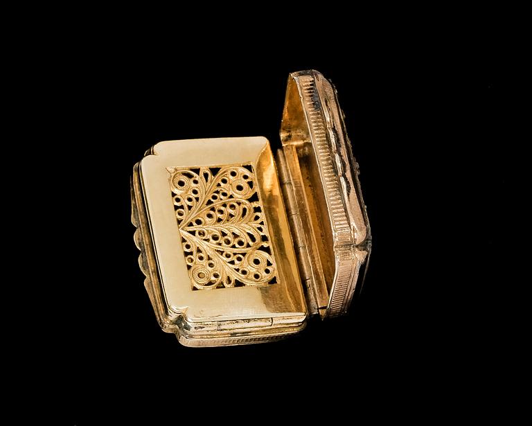 A 19th century English miniature box, 9k gold.