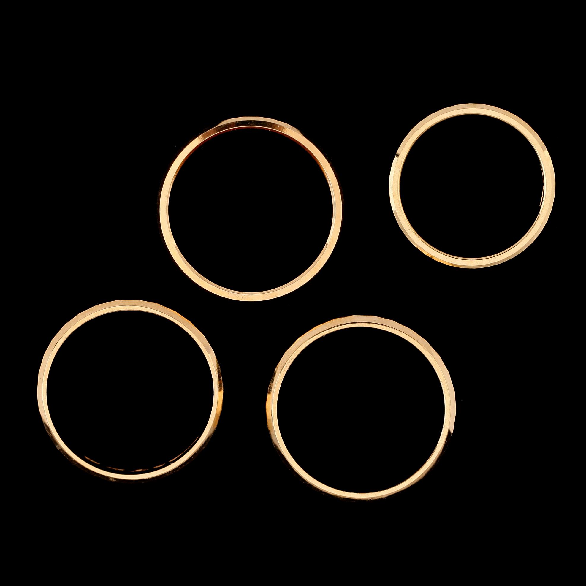RINGAR, 4 st snarlika, 18 k guld, 1970-tal. Vikt ca 19 gram.