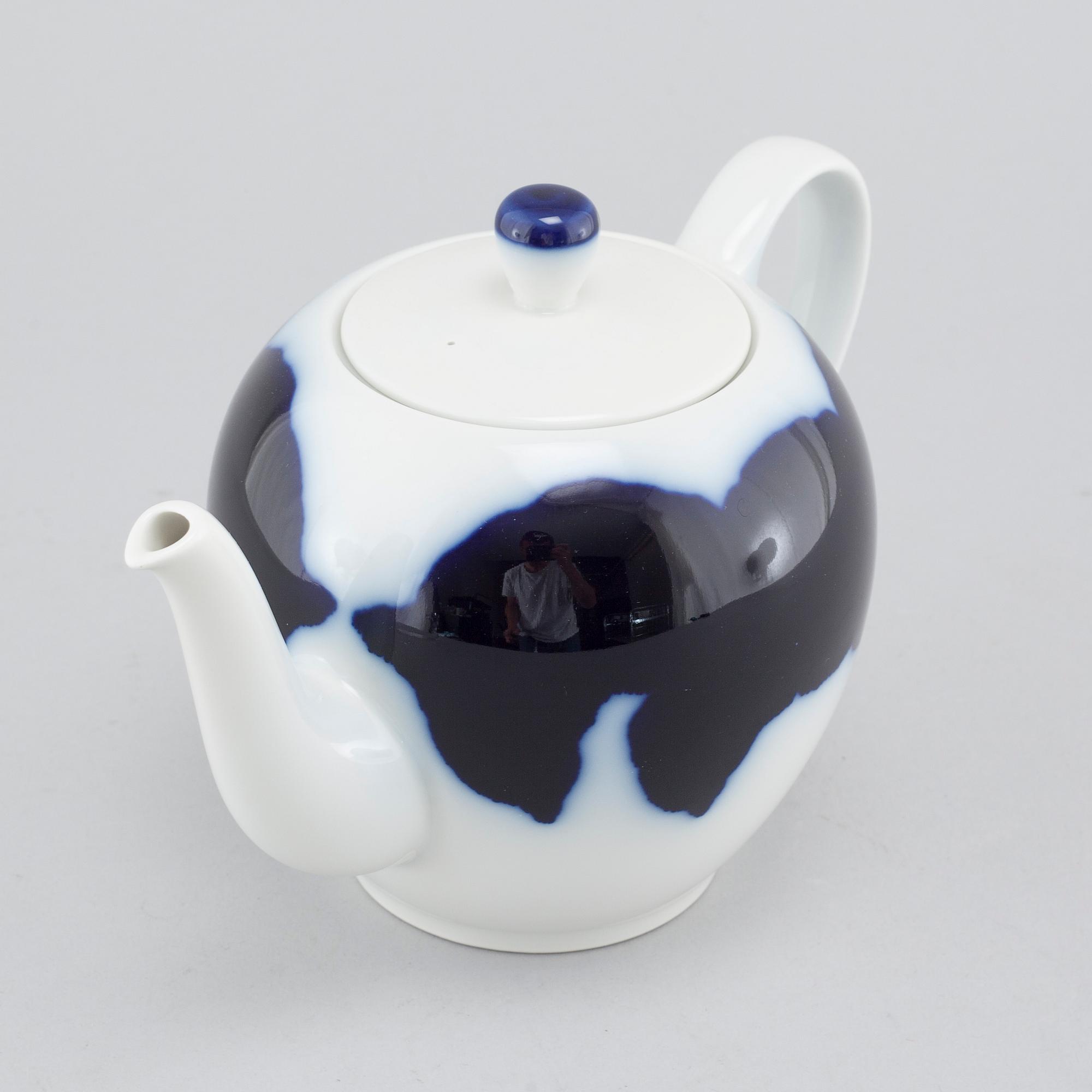 24 pieces of porcelan table ware, partly designed by Lin Utzon, Royal Copenhagen, 1980s.