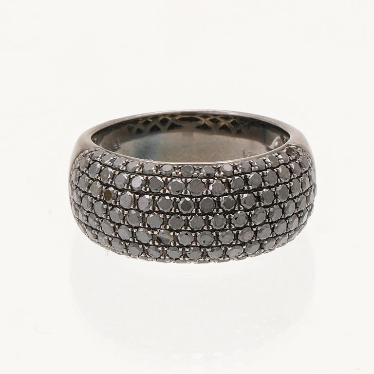 An 18K white gold ring with brilliant cut diamonds.