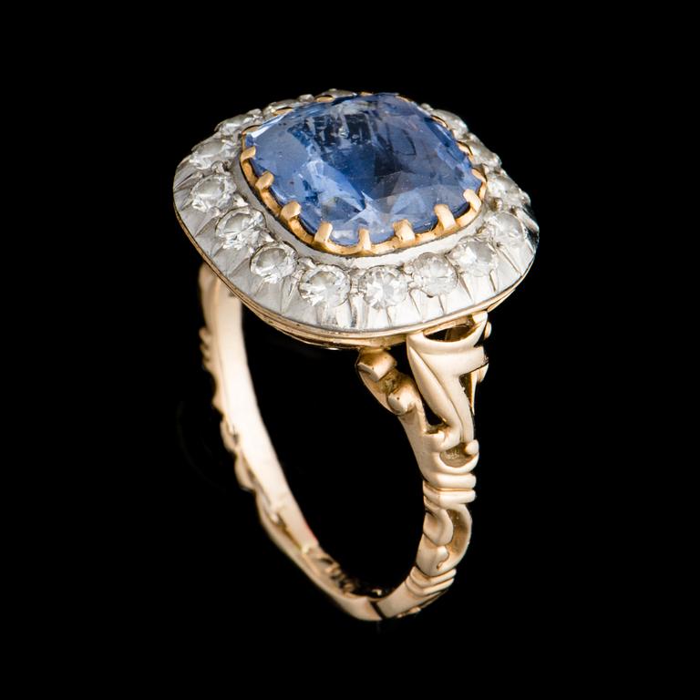 RING, 18K gold, cushion cut sapphire, old- and 16/16 cut diamonds. Weight c. 5.5 g.