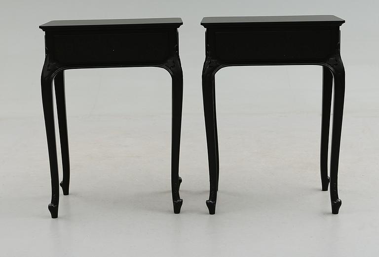 SÄNGBORD, 1 par, rokokostil, 1900-talets andra hälft.