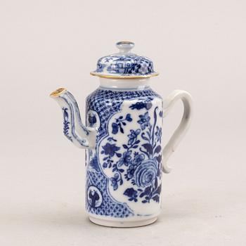 A blue and white tea pot with cover, Qing dynasty, Qianlong (1736-95).