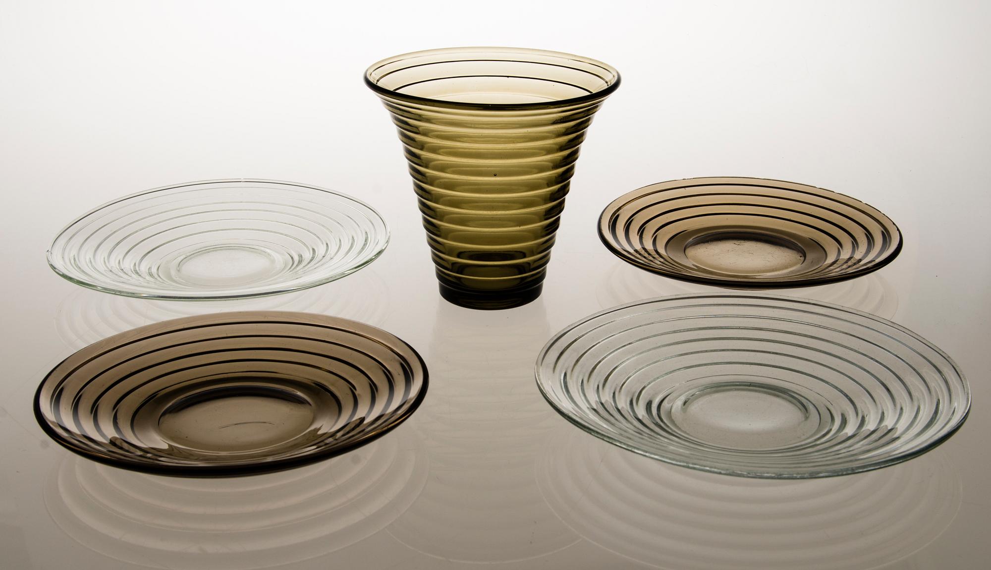 AINO AALTO, VAS och TALLRIKAR, 4 st, glas, Karhula 1930-tal.