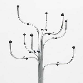 Sidse Werner, tamburmajor, "Coat Tree", Fritz Hansen, Danmark.