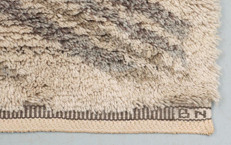 RUG. "Tigerfällen, white with grey". Knotted pile (rya). 133 x 89,5 cm. Signed AB MMF BN.