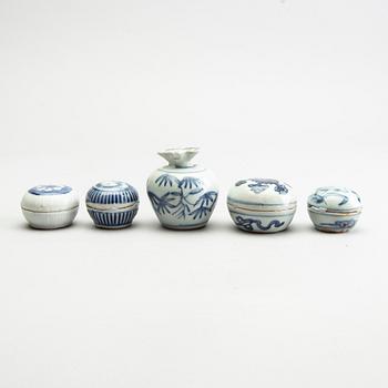 A blue and white pomme granate shaped jar and 4 miniature boxes with covers, Ming dynasty (1368-1644).