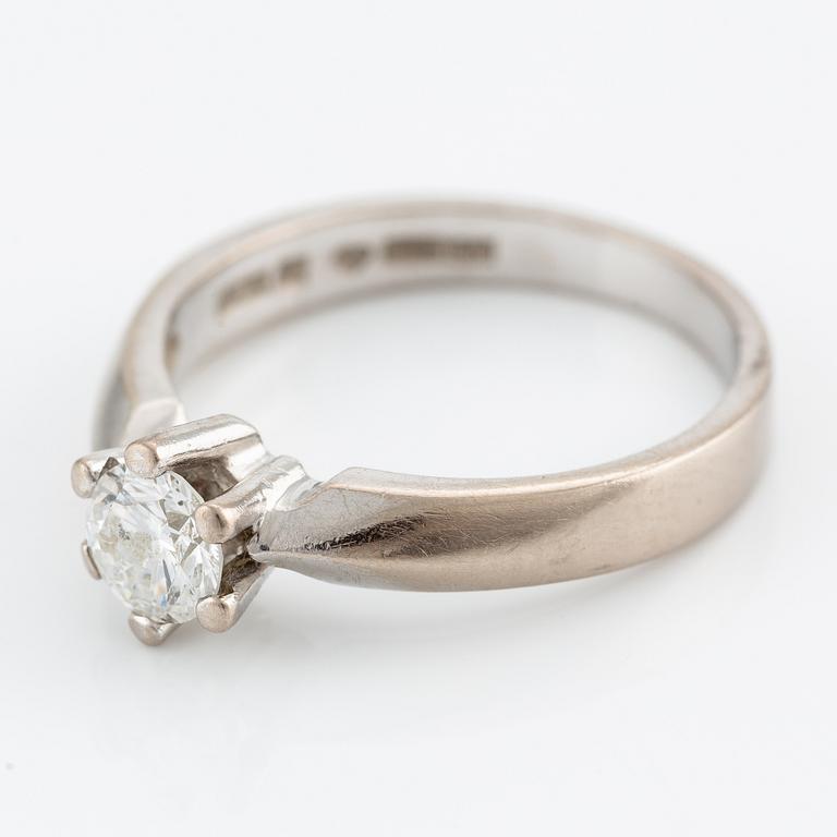 Ring, 18K vitguld med briljantslipad diamant 0.50 ct enligt gravyr.