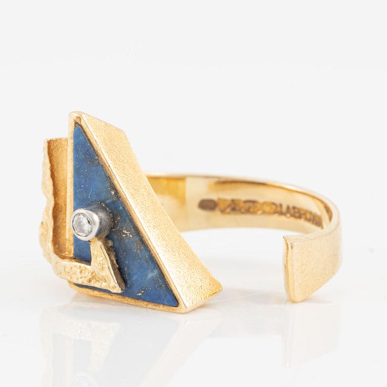 Lapponia ring 18K guld med lapis lazuli och en rund briljantslipad diamant.