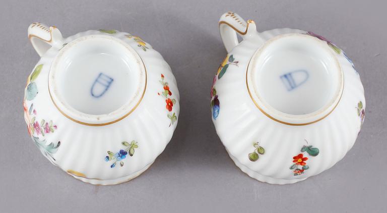 CREMEKOPPAR, ett par, porslin, Wien, omkring sekelskiftet 1900.