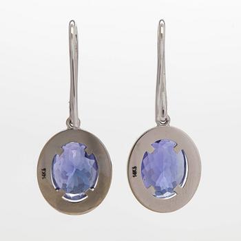 Örhängen, 14K vitguld, med tanzaniter och diamanter.