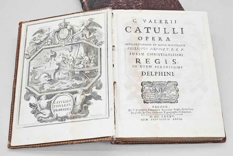 BÖCKER, 2 st, bla "Catulli Opera...", av Gaius Valerius, Paris 1685.