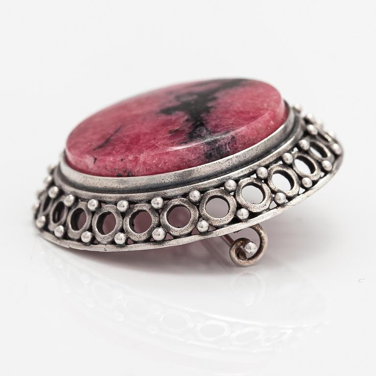 Kai Lindström, Brosch, ring och örhängen, silver, granit. Kalevala Koru, Helsingfors 1968.