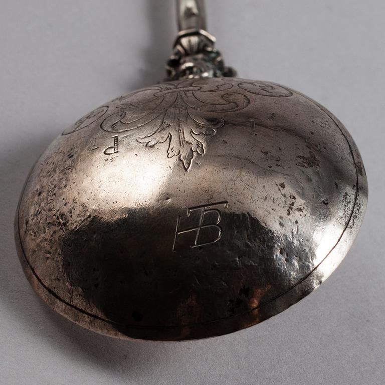 RYYPPYLUSIKKA, hopeaa, 1700-luku. Paino 41 g.