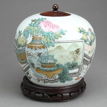 BOJAN MED LOCK, porslin, Kina 1900-tal.