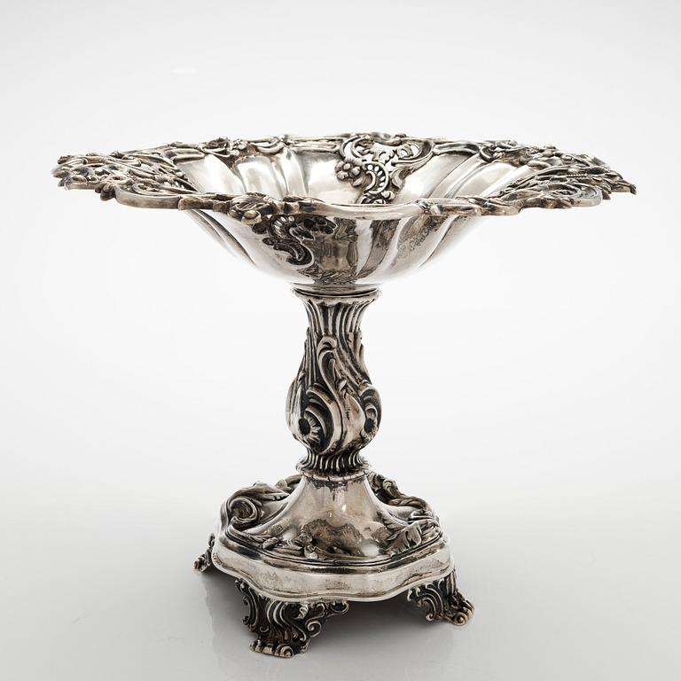 Tarjoilumalja, hopea, uusrokokoo, Gustav Möllenborg, Tukholma 1852.