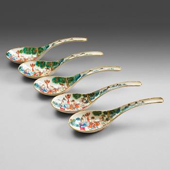 288. A group of five famille rose spoons, Qing dynasty, 19th Century.