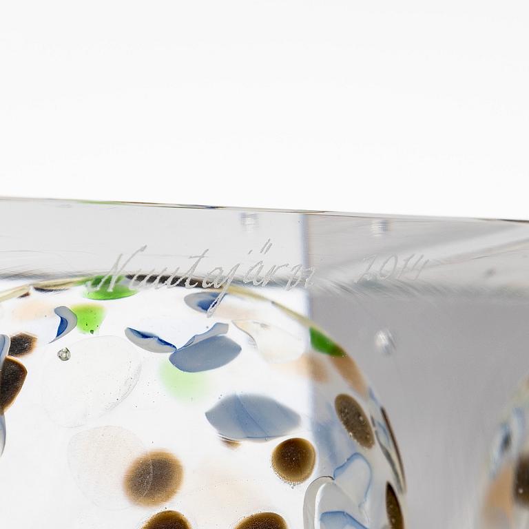 Oiva Toikka, an annual glass cube signed Oiva Toikka Nuutajärvi 2014, numbered 67/2000.